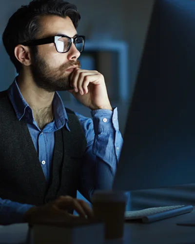 Desarrollador web freelance de Skipper construyendo un sitio web en su computador