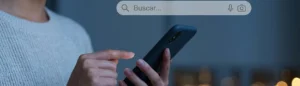 Persona en España buscando en su móvil servicios de posicionamiento web internacional, conectando con el equipo de Skipper Latam en su jornada remota